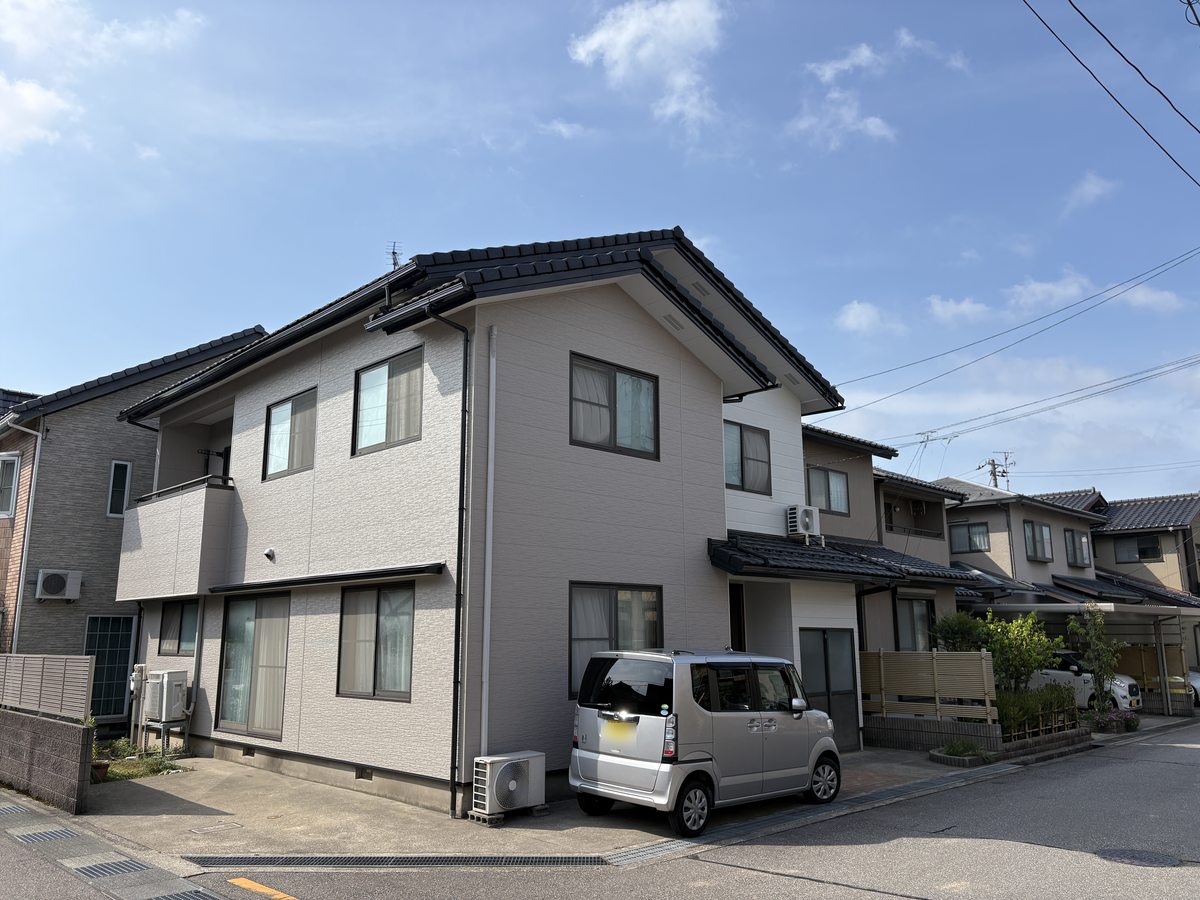 金沢市泉野町 T様邸で金属サイディング（LIXIL DanサイディングLシリーズ）＆外壁フッ素塗装工事を行いました