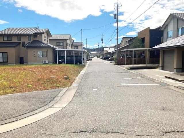 西側前面道路